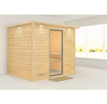 Houten sauna met glazen deur en houten vloermat