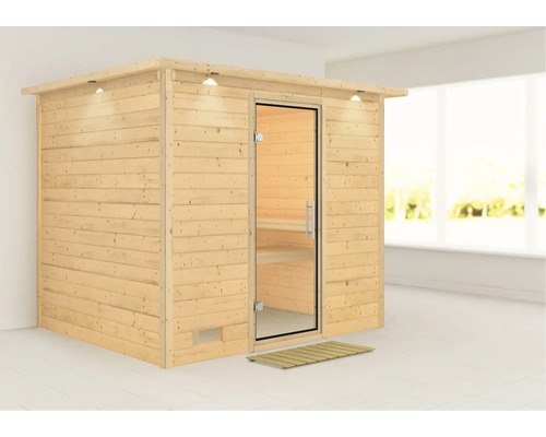 Houten sauna met glazen deur en houten vloermat