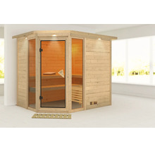 Houten sauna met glazen deur en houten banken aan de binnenkant.