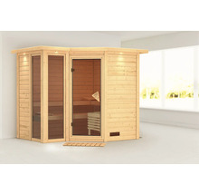 Houten sauna met glazen deur en houten voetmat