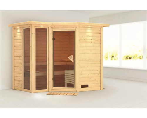 Houten sauna met glazen deur en houten voetmat