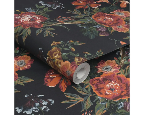 Behangrol met bloemmotief op een donkere achtergrond