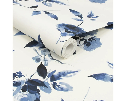 Rol behang met bloemmotief in blauw op een lichte achtergrond