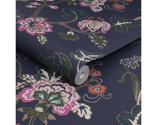 Rol behang met bloemmotief op een donkere achtergrond