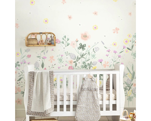 Babykamer met wit ledikant, bloemenbehang, plank en accessoires.