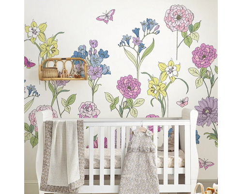 Babykamer met bloemenbehang, ledikant, plank en accessoires
