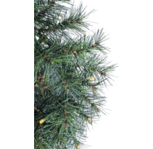 Close-up van een kunstmatige kerstboom met naalden en lichtjes