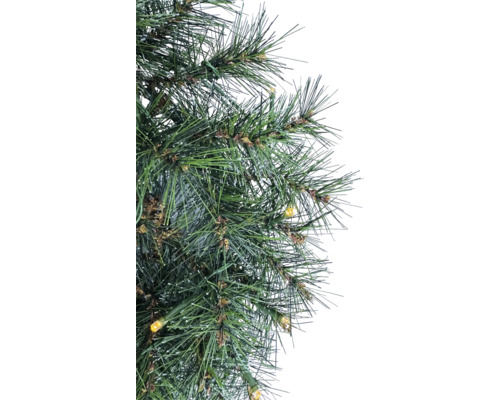 Close-up van een kunstmatige kerstboom met naalden en lichtjes