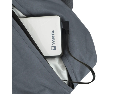 Varta Logo op een powerbank in een jaszak