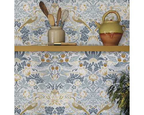 Behang met vogel- en plantmotief op een aanrecht met keukengerei
