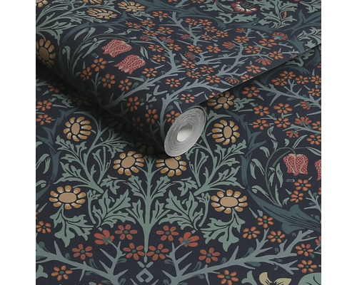 Rol behang met bloemmotief op een donkere achtergrond