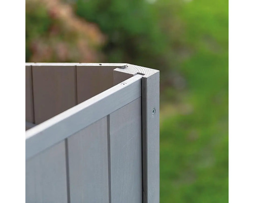 Detailopname van een grijze houten plantenbak