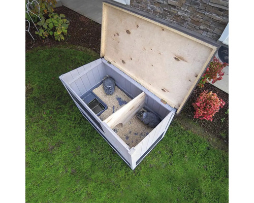 Bovenaanzicht van een houten konijnenhok met twee konijnen