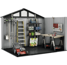 Interieur van een tuinhuis met tuingereedschap, gereedschap, rekken en werkbank