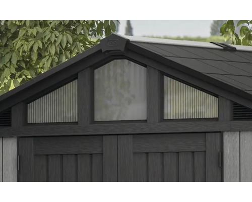 Gedetailleerd uitzicht op een tuinhuis met ramen en dak