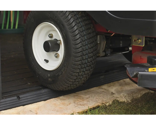 Detail van een gazontractorband op een zwarte drempel