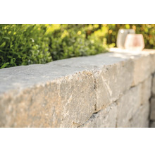 Muur van betonnen stenen in de tuin