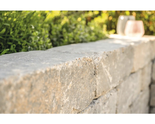 Muur van betonnen stenen in de tuin