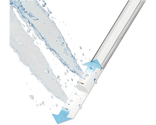 Water stroomt in een rechte, transparante buis.