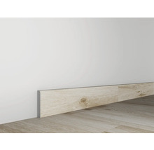 Houten plint tussen muur en houten vloer