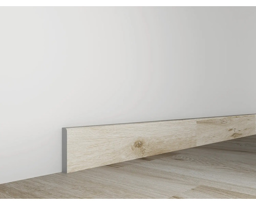 Houten plint tussen muur en houten vloer