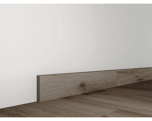 Houten plint tegen een muur