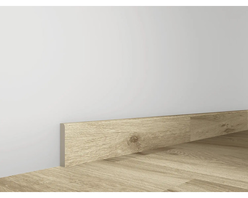 Houten plint tegen een muur