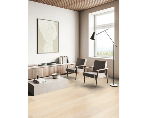 Lichte woonkamer met parketvloer, twee stoelen en minimalistische inrichting.