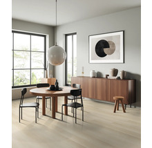 Lichte woonkamer met eettafel, stoelen, dressoir en kunstwerk voor een moderne sfeer.
