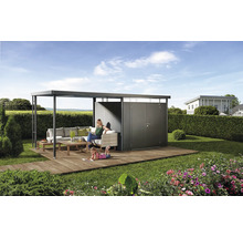 Scène met tuinhuis, terras en zitgroep in de tuin