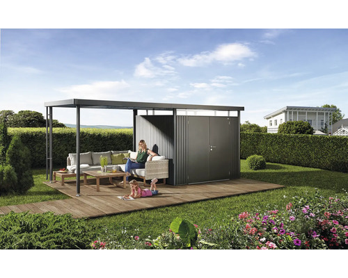 Scène met tuinhuis, terras en zitgroep in de tuin