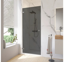 Moderne badkamer met glazen douchewand en armatuur