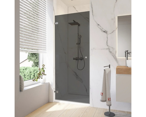 Moderne badkamer met glazen douchewand en armatuur