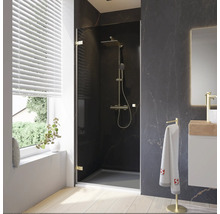 Badkamer met douche, wastafel en raam