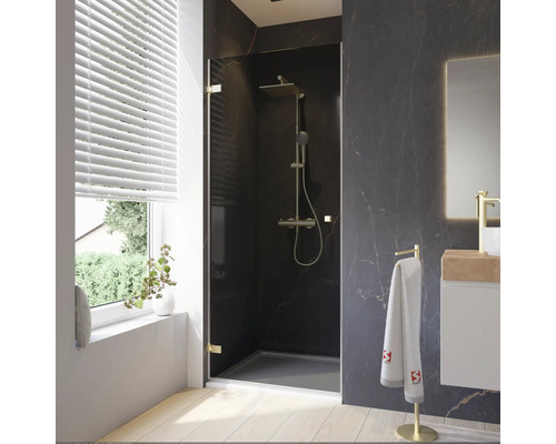 Badkamer met douche, wastafel en raam