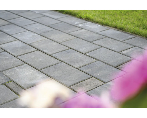 Bestrating van grijze straatstenen in de tuin