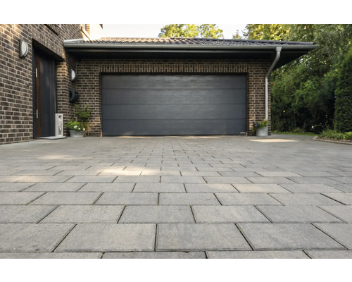 Oprit met straatstenen voor garage en huis