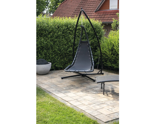 Hangstoel met frame op een terras