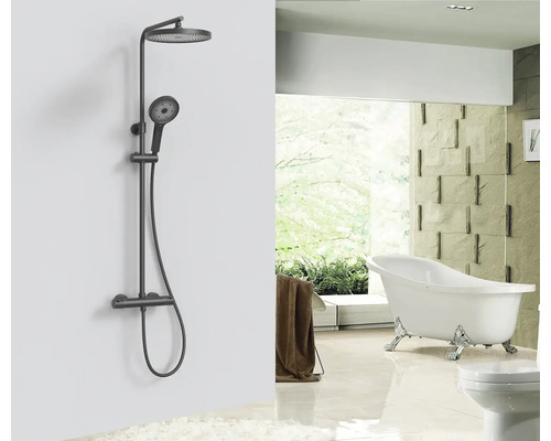 Douchekolom met hoofd- en handdouche in badkameromgeving met bad en toilet