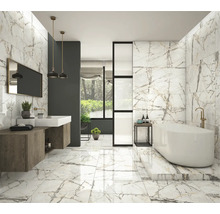 Lichte badkamer met marmeren tegels op de vloer en wanden, bad en wastafel