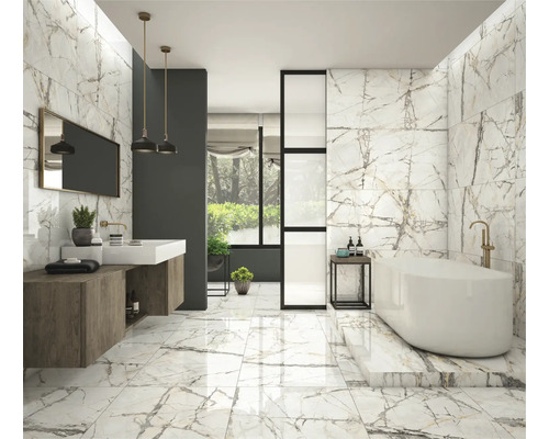 Lichte badkamer met marmeren tegels op de vloer en wanden, bad en wastafel