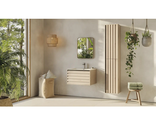 Badkamer met wastafelonderkast, spiegelkast en hoge kast in licht houten design, kamerplanten en wasmand