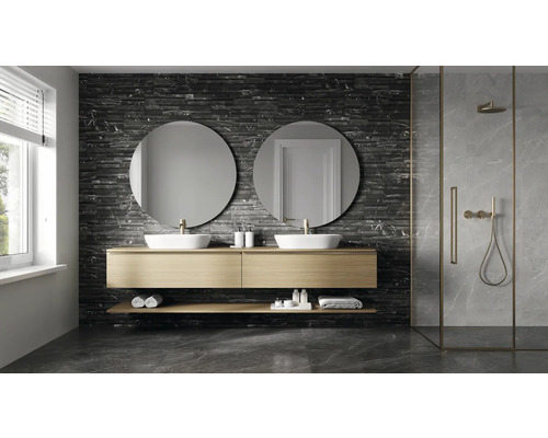 Moderne badkamer met dubbele wastafel, ronde spiegels en inloopdouche