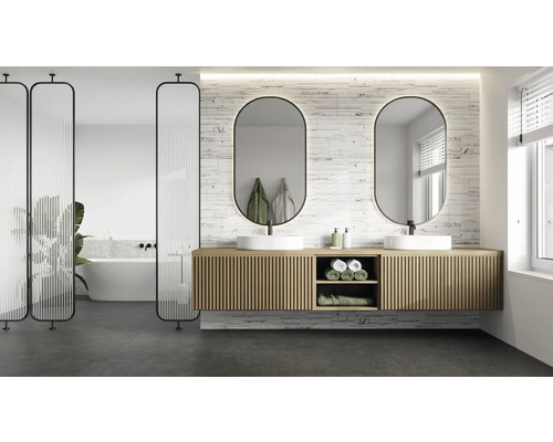 Moderne badkamer met dubbele wastafel, spiegels en roomdivider