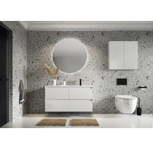 Moderne badkamer met wastafel, spiegel, kast en toilet tegen een gemusterde wand