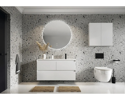 Moderne badkamer met wastafel, spiegel, kast en toilet tegen een gemusterde wand