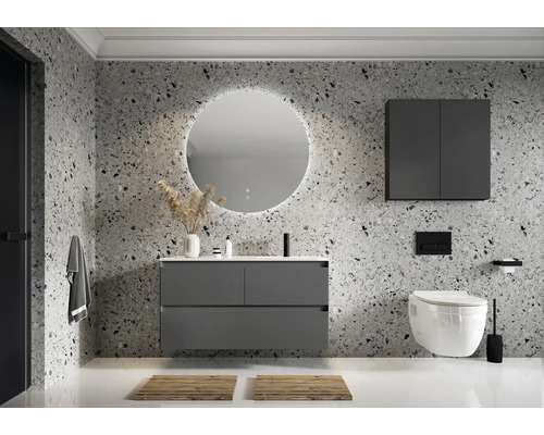 Moderne badkamer met wastafelonderkast, spiegel met verlichting en wandcloset.