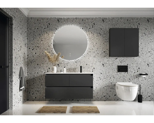 Moderne badkamer met wastafel, spiegel, hangkast en toilet voor een gemmusterde muur