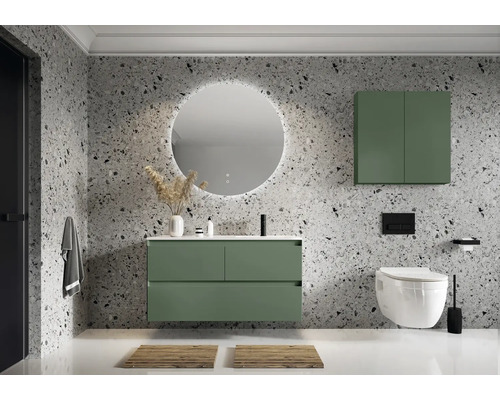 Moderne badkamer met wastafel, spiegel, hangkast en toilet tegen een gestructureerde wand