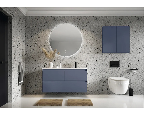 Moderne badkamer met blauwe wastafel, spiegelkast en ronde spiegel met verlichting